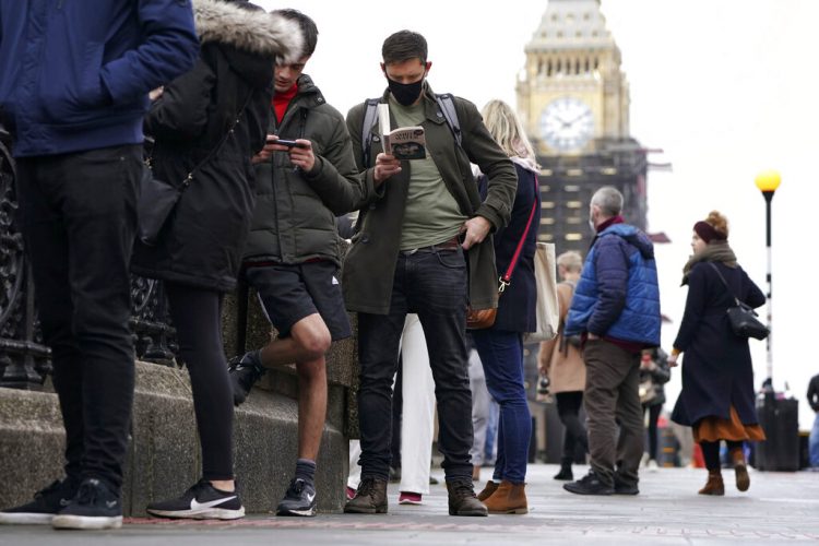 Mon. 8:26 a.m.: Long queues form as UK starts booster blitz against omicron
